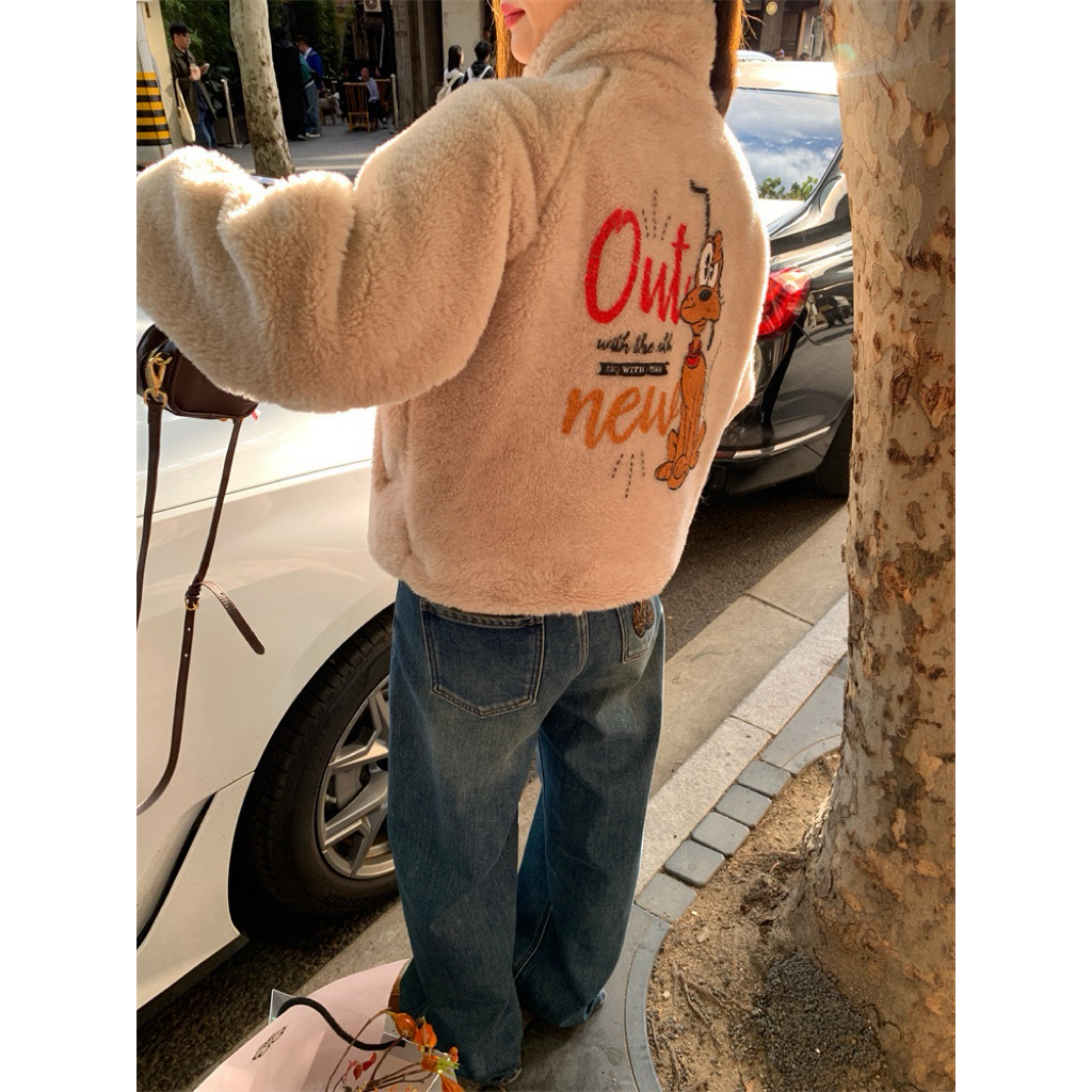 -PRE ORDER 15 DAYS ( ร้านตั้งเวลาจัดส่งเกินไว้ค่ะ )  - LUOLUO JUANJIE BRAND แจ็คเก็ตขนครีมสกรีนลายหลัง - รูปที่ 3