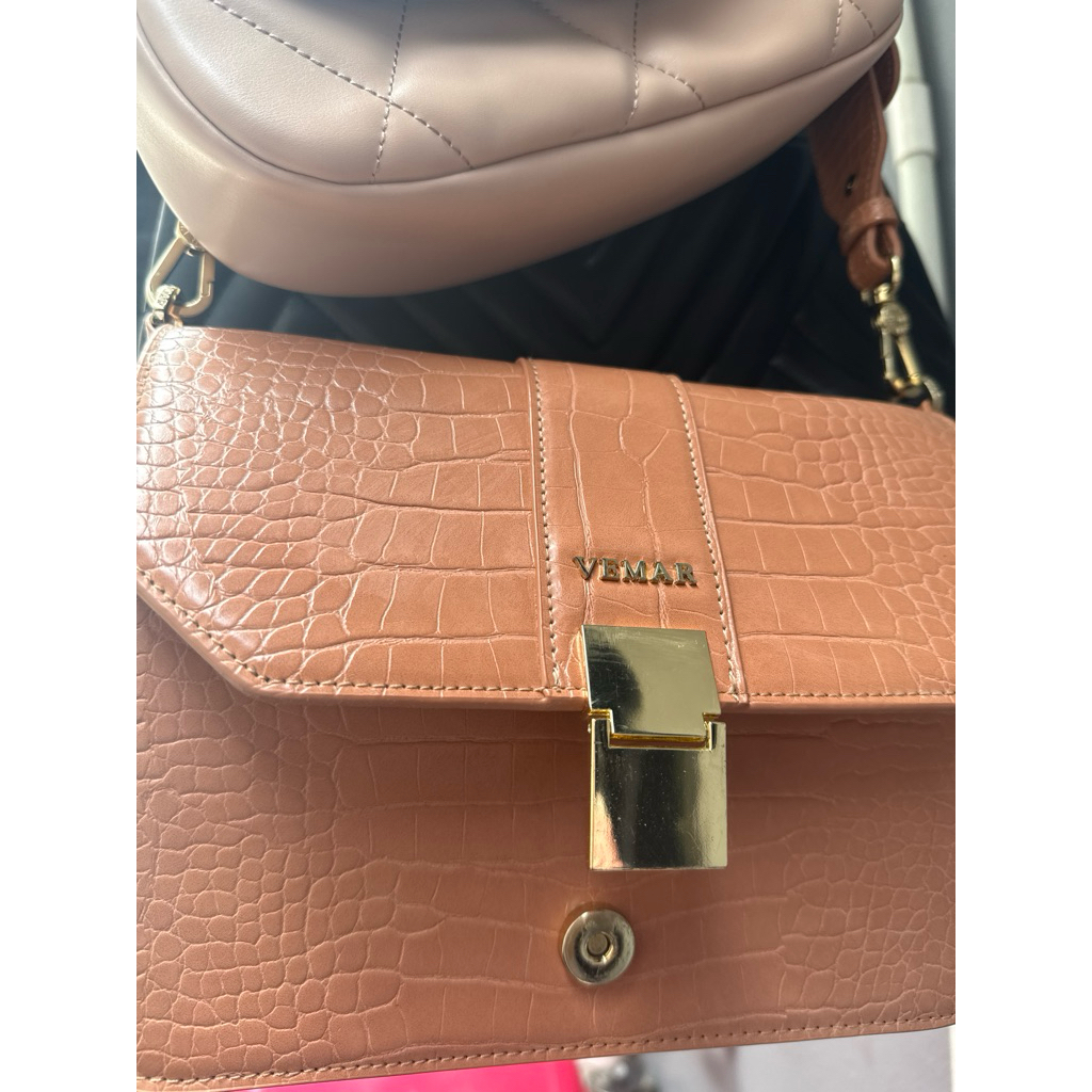 ส่งฟรี!! กระเป๋าสะพายข้าง vemar สีน้ำตาล 👜 (รับประกันของแท้💯)