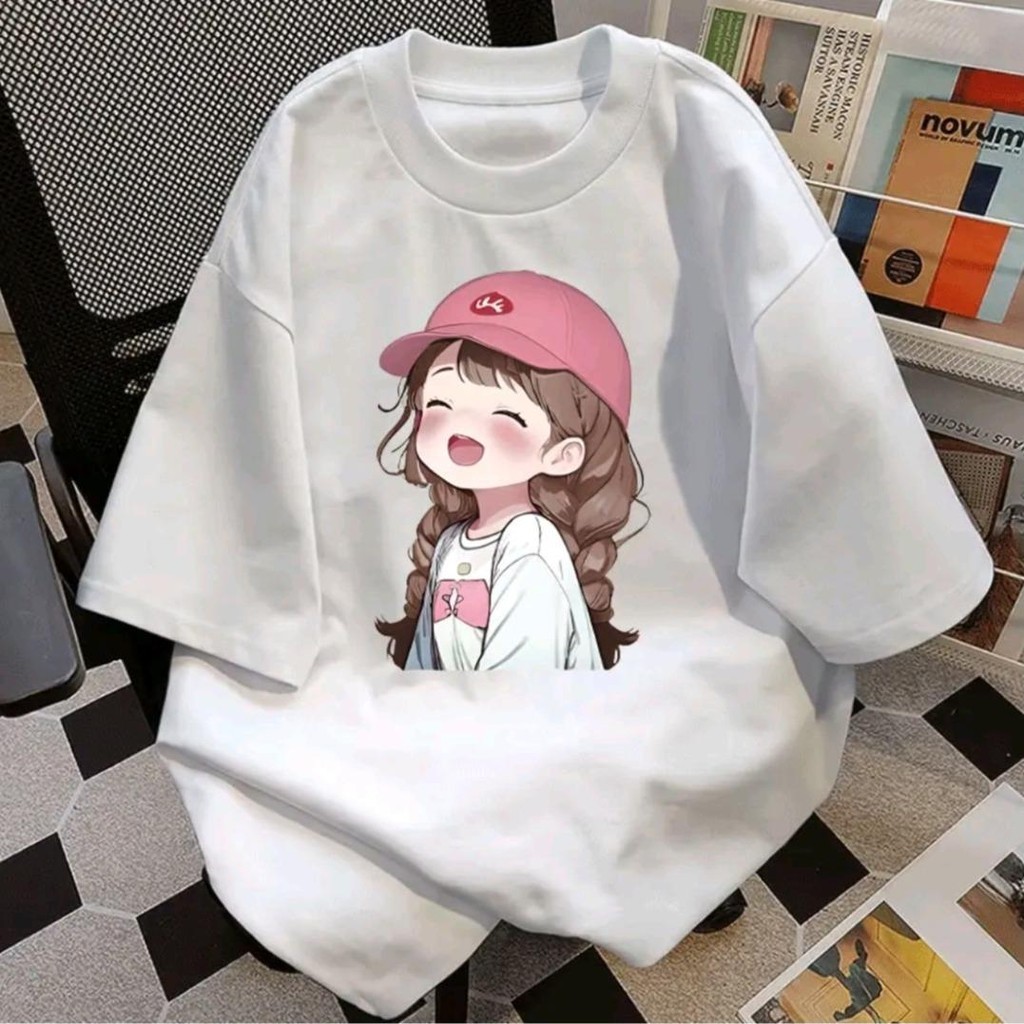 ✨【จัดส่งภายใน 24 ชั่วโมง】 สื้อยืด oversize เสื้อแฟชั่น เกาหลี โคตรนุ่ม ผ้าคอตตอน ลาย "Pink hat girl" สินค้าใหม่ 2025