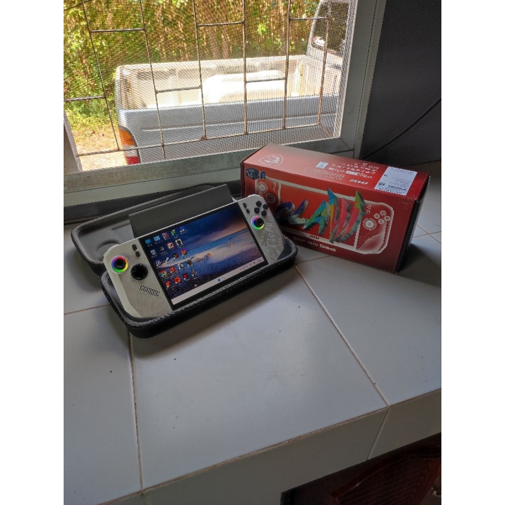 MSI Claw A8  มือสอง พร้อมกระเป๋าของแท้จาก msi