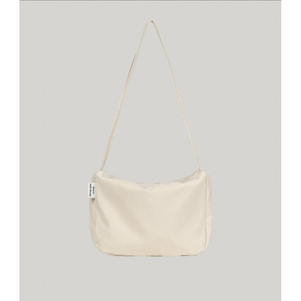 ส่งต่อ กระเป๋า แบรนด์ mucu and ebony :สีครีม