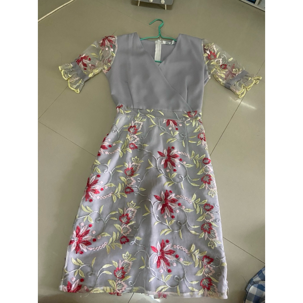 เดรสสีเทาปักลายลูกไม้ทั้งตัว ป้าย just girlie ไซร้ s