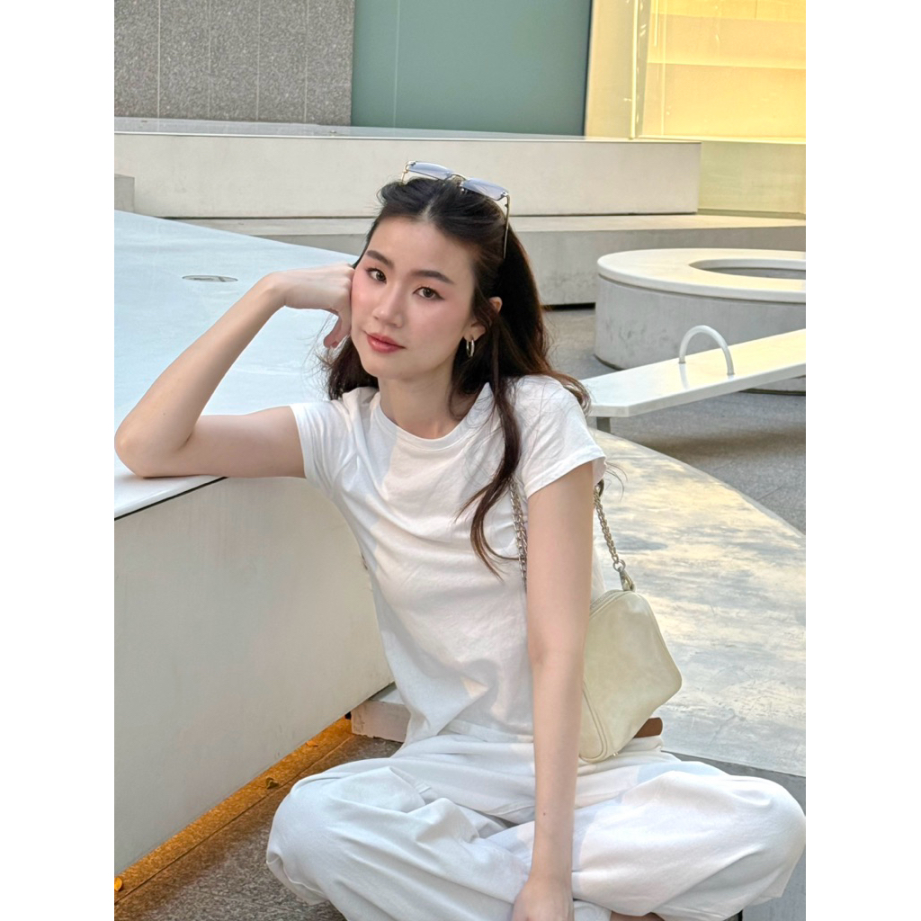 Bad and Boujee🤍 Classic tee เสื้อยืดคอกลม ทรงพอดีตัว