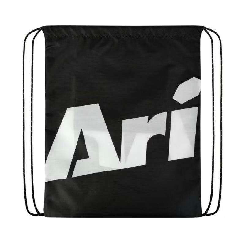พร้อมส่ง กระเป๋าเชือกรูด ARI ESSENTIAL URBAN TYPO GYMSACK - สีดำ ของแท้