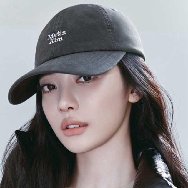 { พรีออเดอร์ 7-14 วัน } MATIN KIM - MATIN MINI LOGO BALL CAP สี CHARCOAL แบบ NINGNING aespa