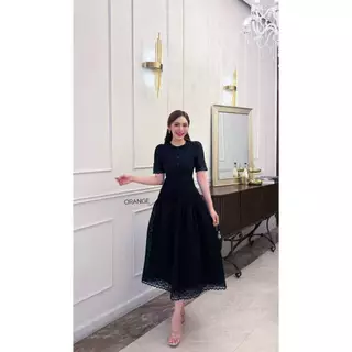 เดรสลูกไม้ ขาว ดำ ถักทอลายแน่นๆ เนื้อนิ่ม ใส่แล้วไม่คัน ช่วงเอวแต่งตีเกร็ดรอบตัว OR21877