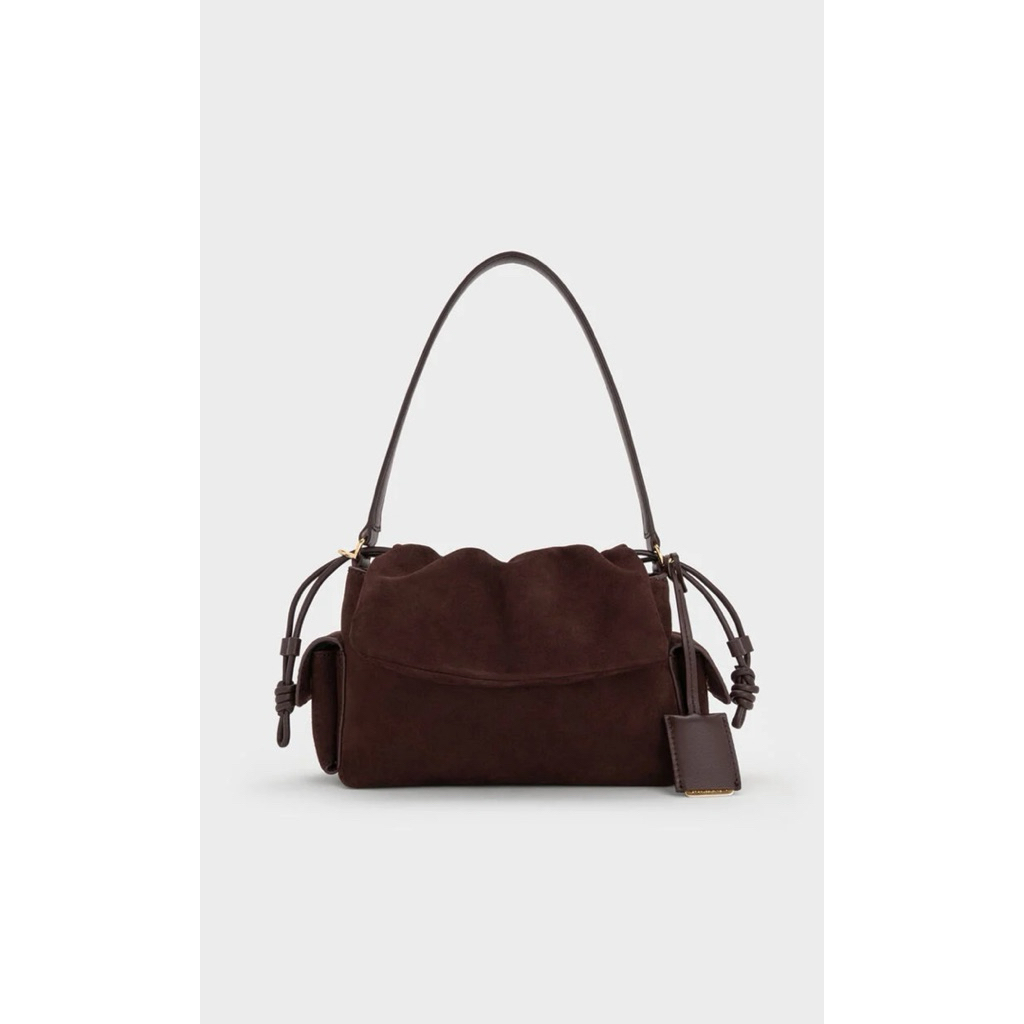 CHARLES & KEITH กระเป๋าถือหนังกลับรีไซเคิลดีไซน์ฝาปิดแบบย่นพร้อมช่องด้านข้างรุ่น Khai - สีเอสเพรสโซบ