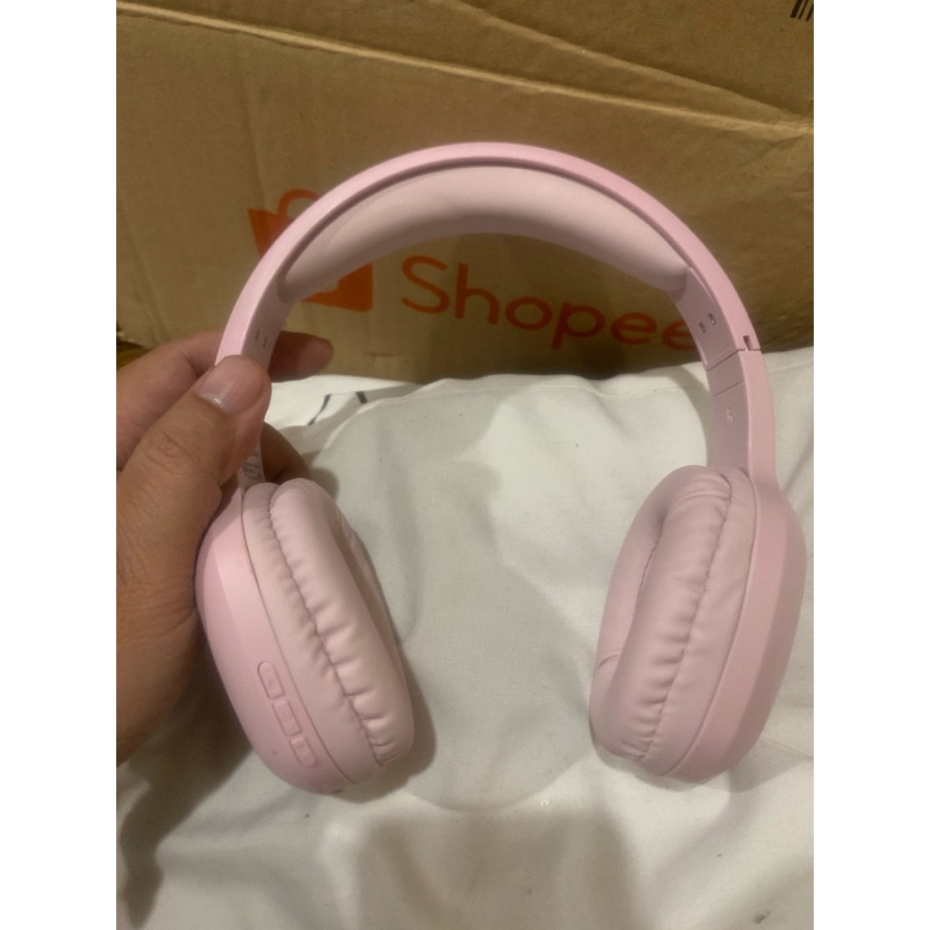 หูฟังมือสองจากญี่ปุ่น "DAISO TGC Headset" ซึ่งเป็นส่วนหนึ่งของสินค้าคอลลาโบเรชั่นระหว่าง Daiso และTO