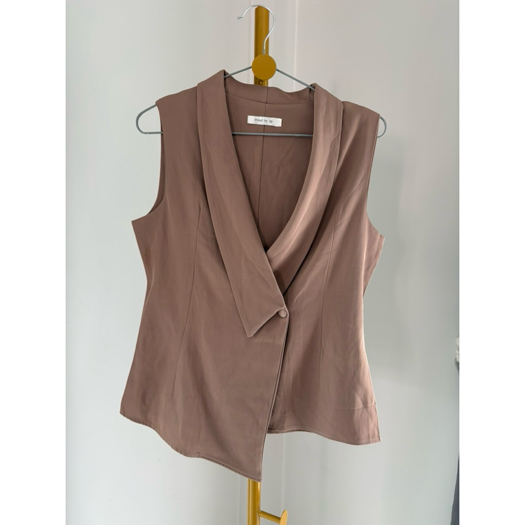 เสื้อแขนกุดสีน้ำตาล Proud by up