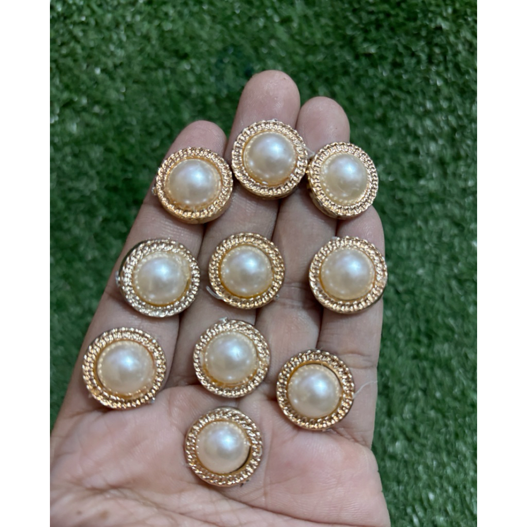 เกสรมุกเทียมขอบทอง ขนาด 18มิล ถุงละ100ชิ้น/ถุงละ 120บาท ต้องใช้กาวติด
