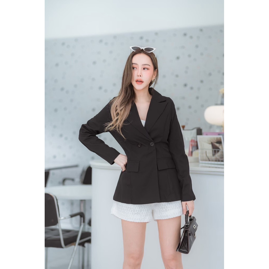 Arabella > ชุดเซ็ต 3 ชิ้น เสื้อสายเดี่ยว+กางเกงขาสั้นสีขาว +เสื้อสูทคลุมสีดำ A714