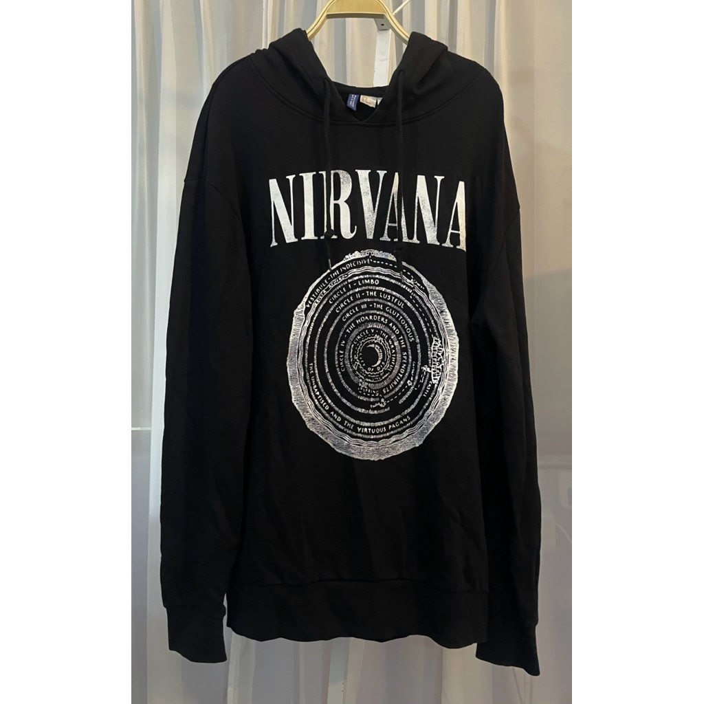 เสื้อฮู้ด วง Nirvana แบรนด์ H&M เสื้อฮู้ดสีดำ มีโลโก้ "NIRVANA" ด้านบน และลวดลายวงกลม รหัส263