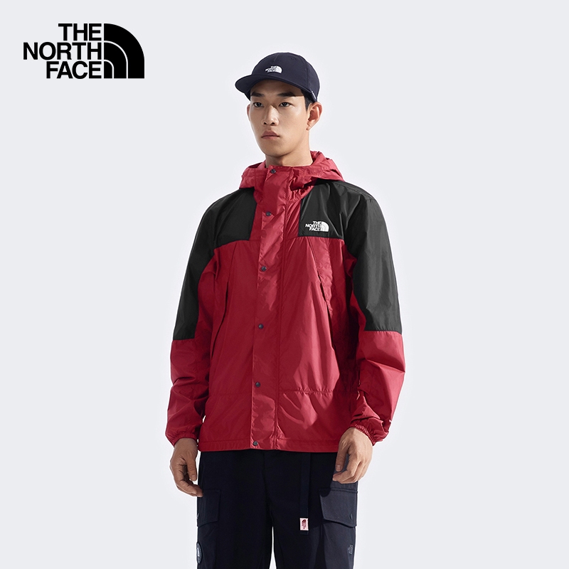 THE NORTH FACE MEN MOUNTAIN WIND JACKET - ดูตาราง ASIA Size (AP) /SUMAC-TNF BLACK แจ็กเก็ตกันลม ผู้ชาย