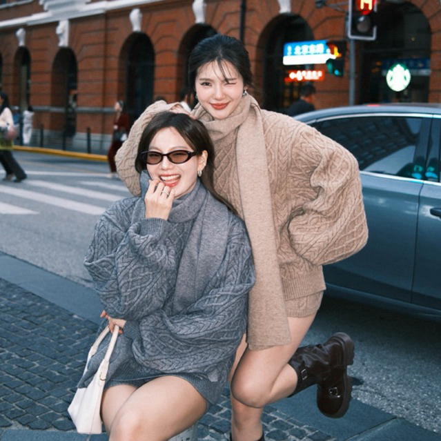 urban apparels |พร้อมส่ง day essentials wool set เสื้อกันหนาว sweater+กางเกงขาสั้น+ผ้าพันคอ ทรง oversized