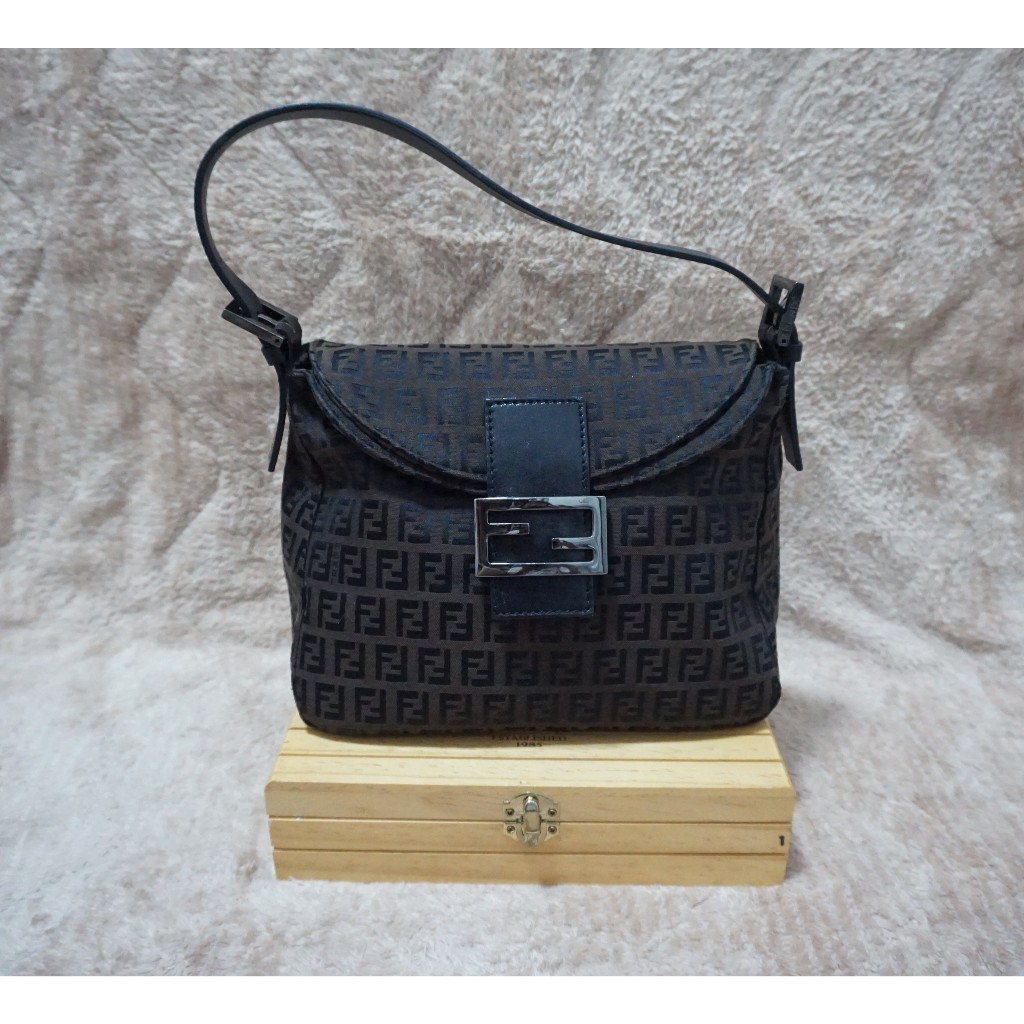 กระเป๋าสะพายขึ้นไหล่ ใหม่มากๆค่ะ   Fen di Brown Zucchino Canvas Double Flap Shoulder