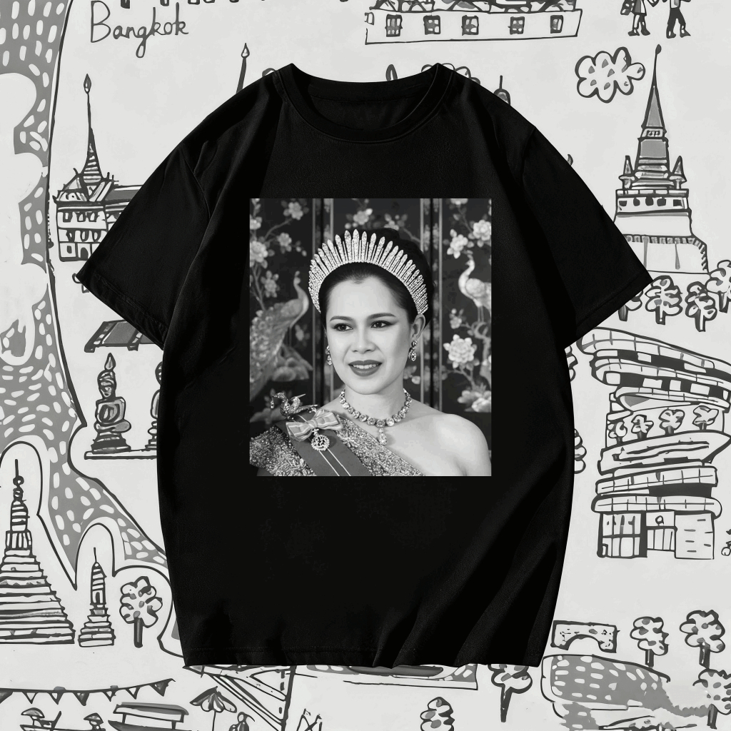 [เสื้อยืดที่ระลึก] เสื้อยืดลายไทยยูนิเซ็กซ์ สีดำ-ขาว / เสื้อแขนสั้นลายอนุสรณ์แม่สิริกิติ์ / ไซส์ S-3XL