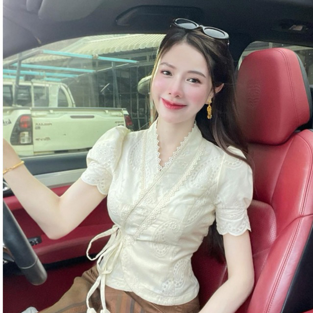 เสื้อลูกไม้คอตตอนแท้100%แขนพองสไตล์ไทยประยุกต์ สีขาวงา งานปักละเอียด ผ้านุ่มใส่สบาย ดีไซน์คอวีแต่งลูกไม้ดอก ใส่ไปวัด