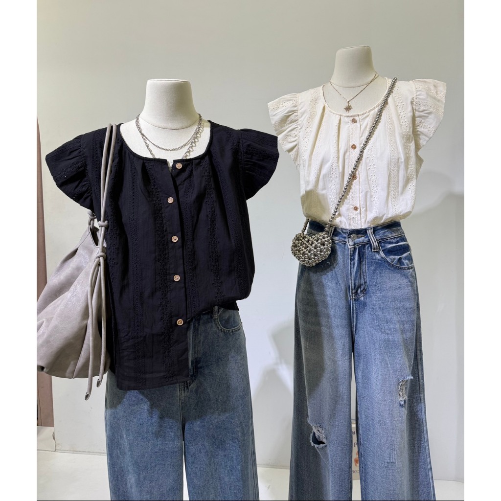 M1985 — เสื้อลูกไม้แขนระบายสุดหวาน เรียบแต่ดูแพง ใส่แล้วละมุนทุกองศา