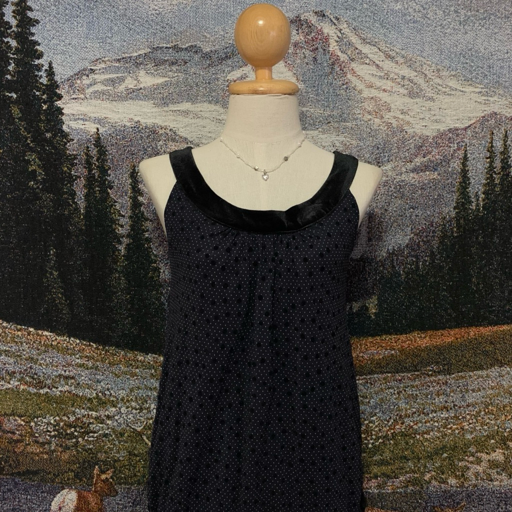 [มือสอง] เสื้อกล้าม สีกรมดำ ลายจุด axes femme