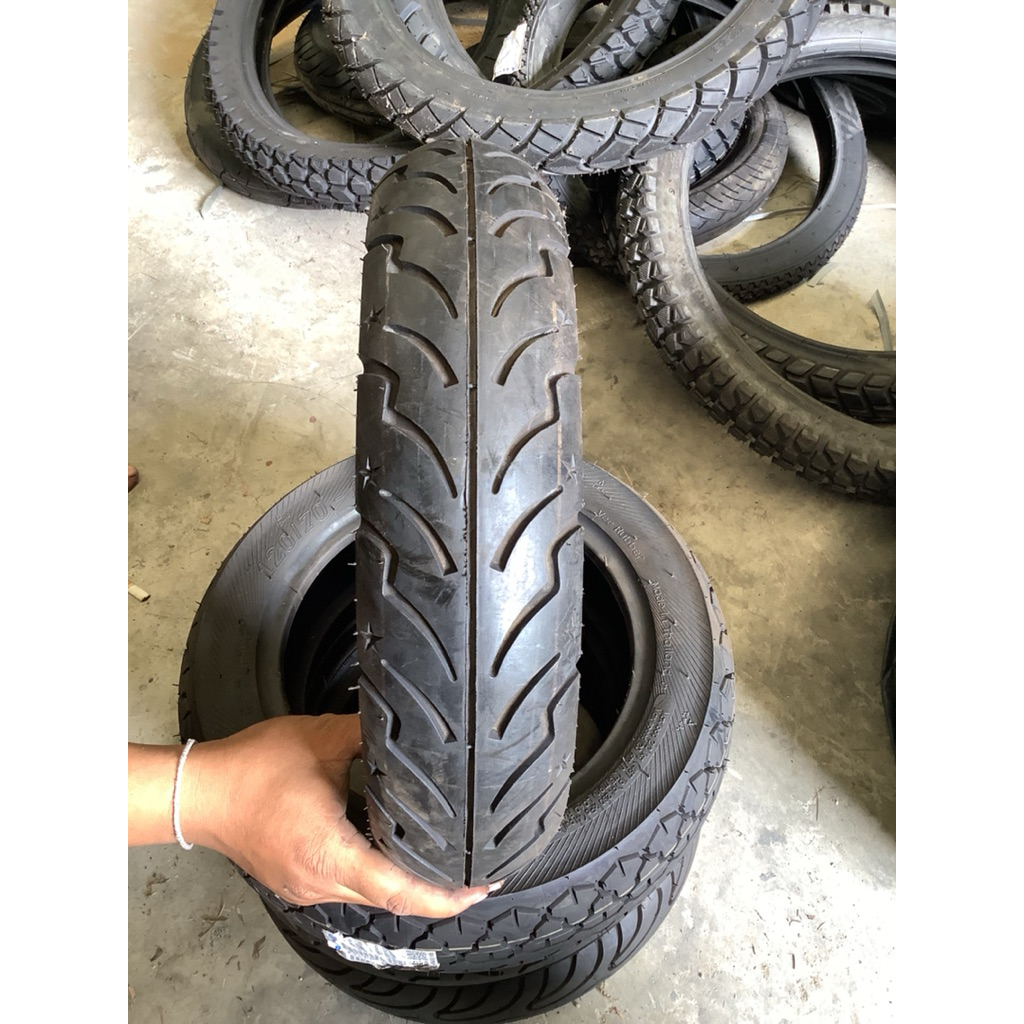 ยางนอกมอเตอร์ไซค์ ยี่ห้อ Vee Rubber V228  ขนาด 3.50-10 (DA) ปี22 TL(สำหรับไม่ใช้ยางใน)