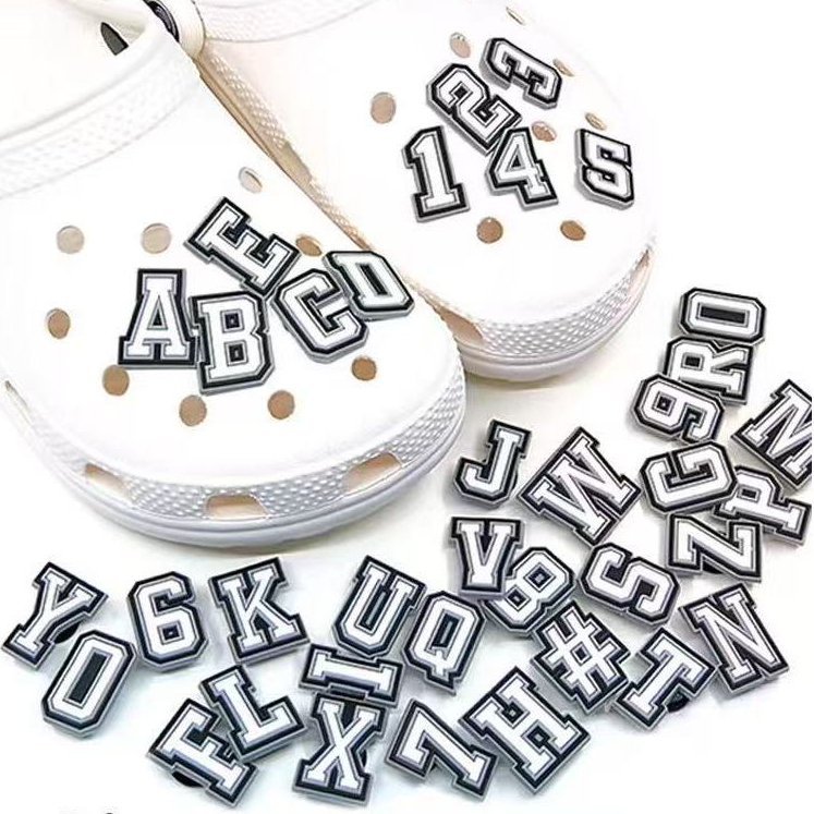 พร้อมส่ง ตัวติดรองเท้า DIY ตัวอักษรA-Z สีขาวขอบดำ Crocs ติดได้ตามใจชอบ ที่ติดรองเท้า