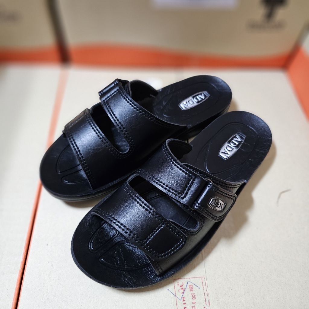 ADDA รองเท้าแตะพียู แบบสวม 2 ตอน รุ่น 7F21 สีดำ ไซส์ 39-45