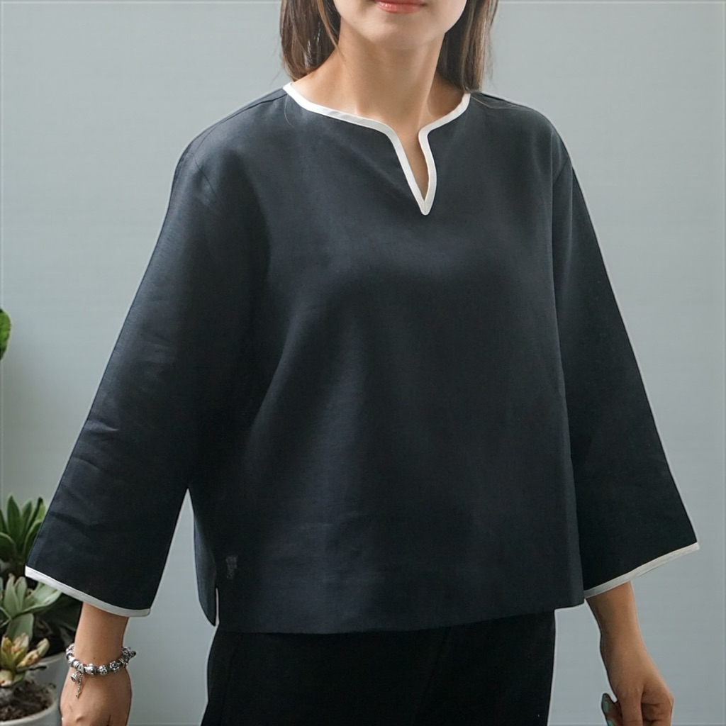 5th Jan เสื้อคอกลมวี แขนตรง 5 ส่วน กุ๊นรอบคอและปลายแขน ชายเสื้อตรงผ่าข้าง โทนสีขาว-ดำ ผ้าลินินแท้ 10