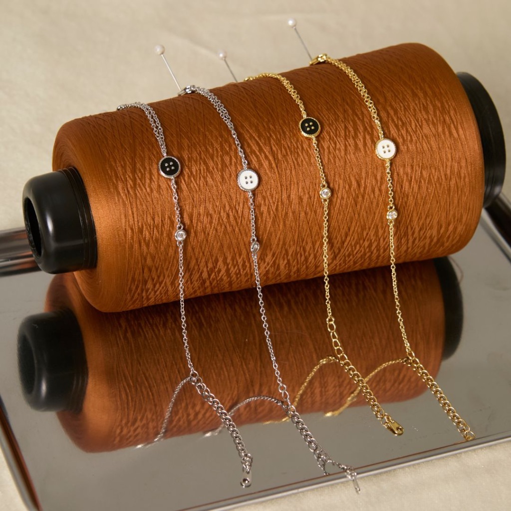 Petite Muse Button Bracelet กำไลข้อมือสายโซ่ห้อยกระดุม