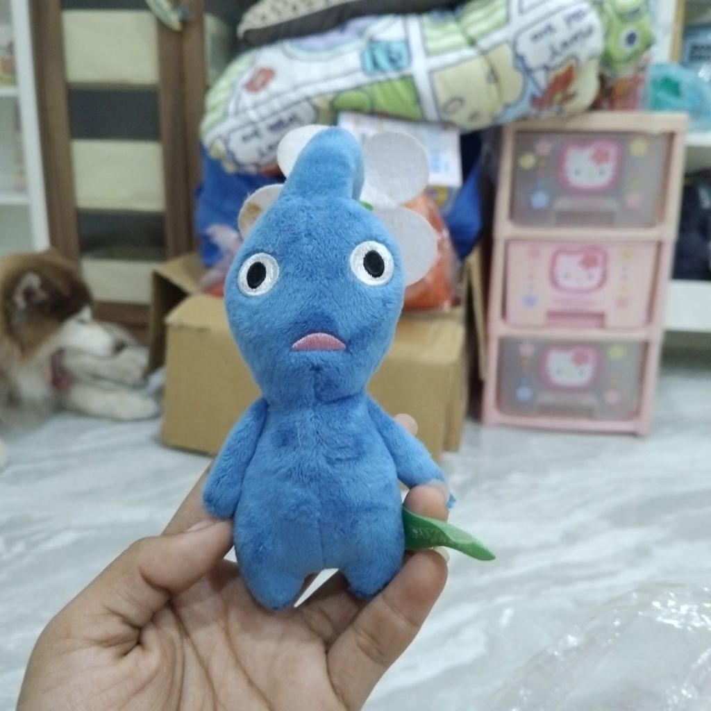 ตุ๊กตาตัวนี้คือบลูพิกมิน (Blue Pikmin) ซึ่งเป็นตัวละครจากวิดีโอเกมยอดนิยมชื่อ Pikmin ของ Nintendo