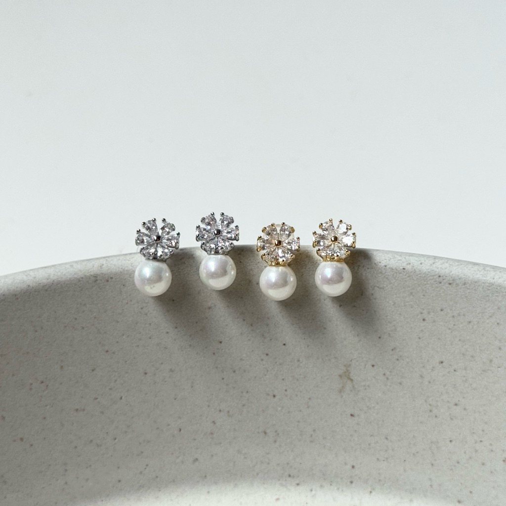Trophies.co - Baby Flora Pearl Earrings ต่างหูดอกไม้ไข่มุก