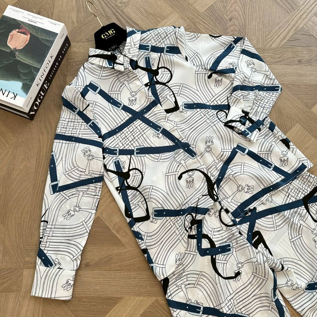 (พร้อมส่ง)รุ่น(Blue Chain set)ผ้าSilk Satin สีขาวครีม ผ้าพิมพ์ลายสายเข็มขัดสุดเก๋ ดีเทลแน่นแต่ดูเรียบหรู เพิ่มลุคดูแพง