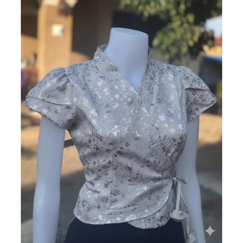 เสื้อลูกไม้ทรงเจ้านางแขนสั้น  แต่งระบายสวยงาม