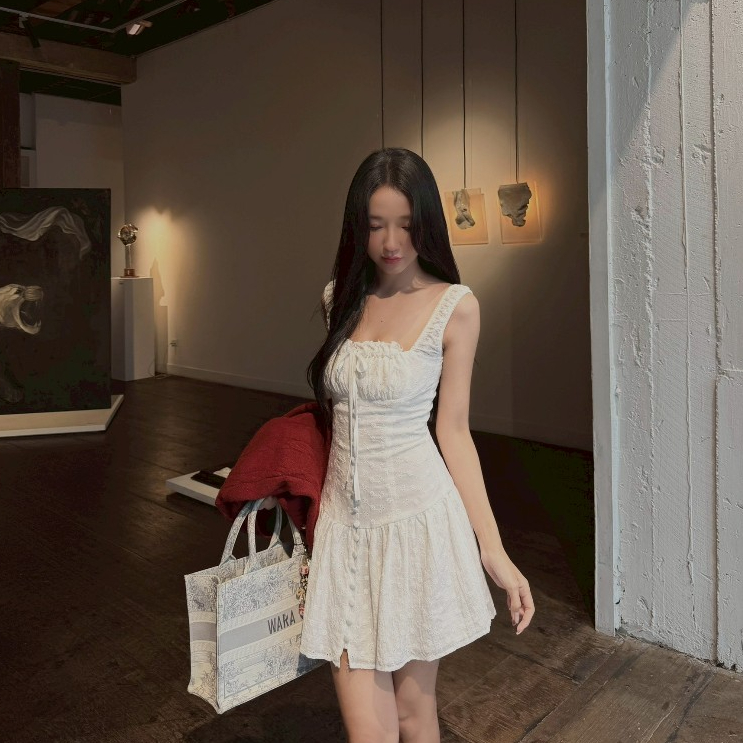 Daisy mini dress เดรสสั้นลูกไม้ ผ้าปักฉลุลายดอกไม้ ด้านหน้าช่วงอกเป็นเชือกสม็อบปรับตามขนาดหน้าอกได้
