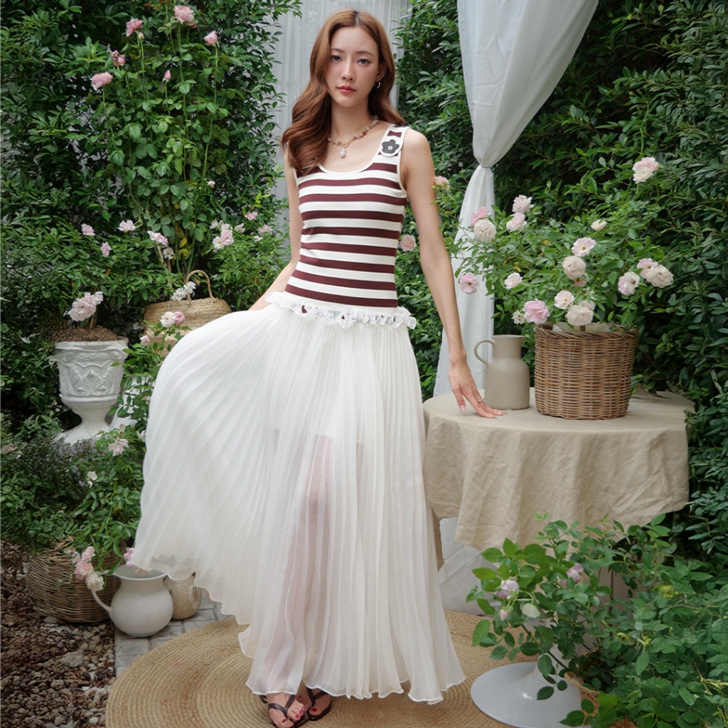 LUCA STUDIO_Sylvia dress (Pre-order 10 Days) - เดรสแขนกุด ผ้ายืดCottonลายขวางน้ำตาล-ขาว ตัดต่อช่วงเอวผ้าออแกนดี้อัดพลีท