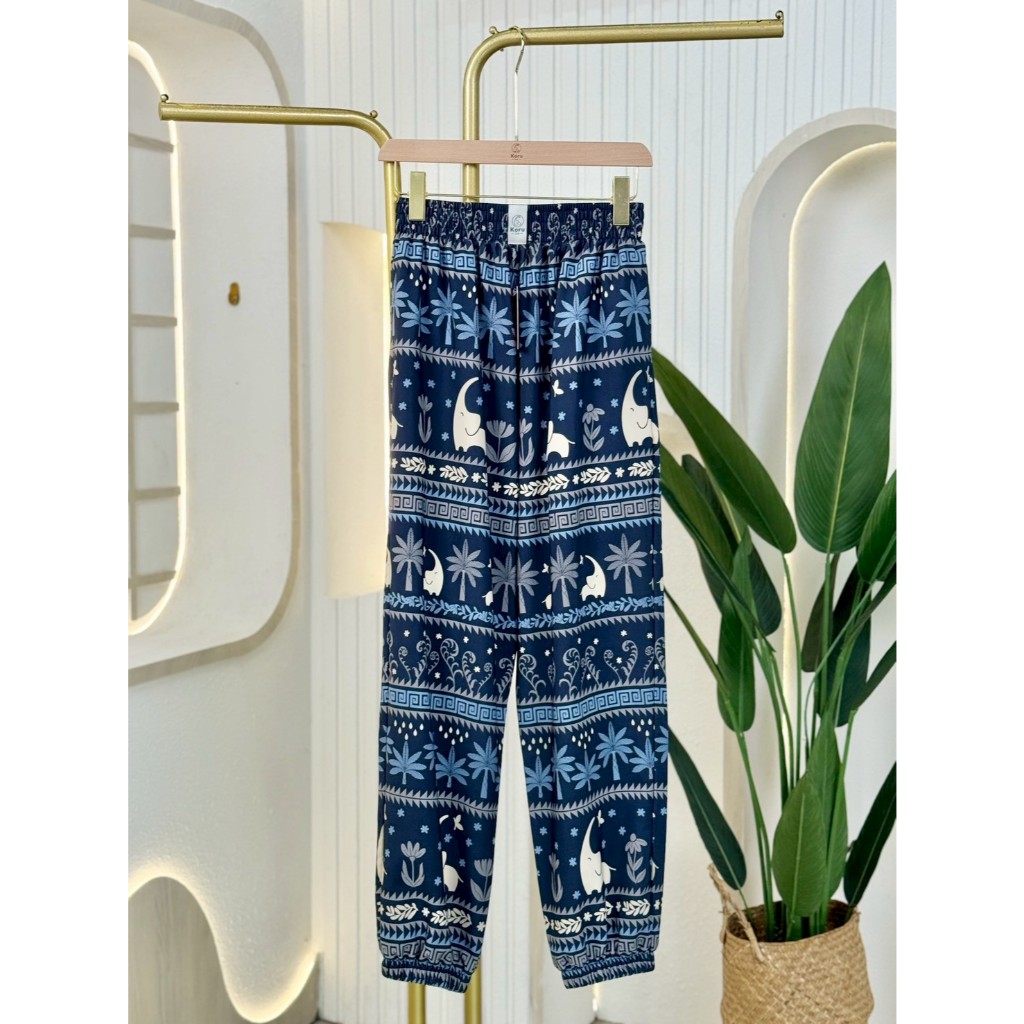 KORU กางเกงขาจั้ม ลายช้างใบเฟิร์น