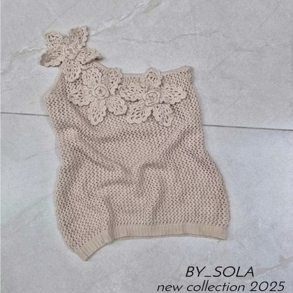 เสื้อลูกไม้ถักปาดไหล่ WG.WE