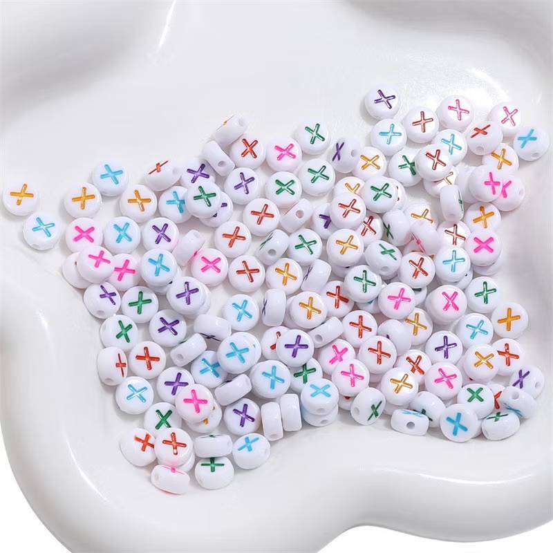 No.5 ลูกปัดตัวอักษร เลือกอักษรได้ พื้นสีขาวอักษรสี แบบกลมแบน ทรงเม็ดยา ลูกปัดตัวอักษรภาษาอังกฤษ A-Z ลูกปัดทำพวงกุญแจ - รูปที่ 5