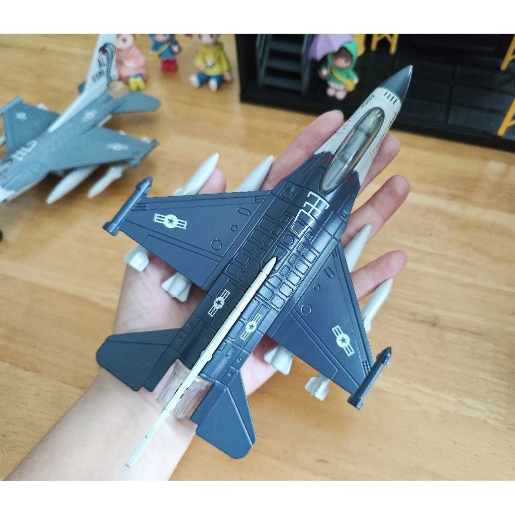 เครื่องบิน เหล็ก F16 F18 ยาว 21.5 ซม. มีเสียงมีไฟ มีลาน ไม่มีกล่อง เครื่องบิน รบ aircraft Scale 1/72
