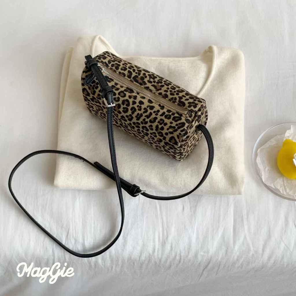 Maggie – LEOPARD LOAF กระเป๋าสะพายข้างลายเสือ กระเป๋าสะพายข้างแคนวาสพิมพ์ลาย ราคา ถูกที่สุด ดีลบีเคเค แกลเลอรีภาพที่ 5