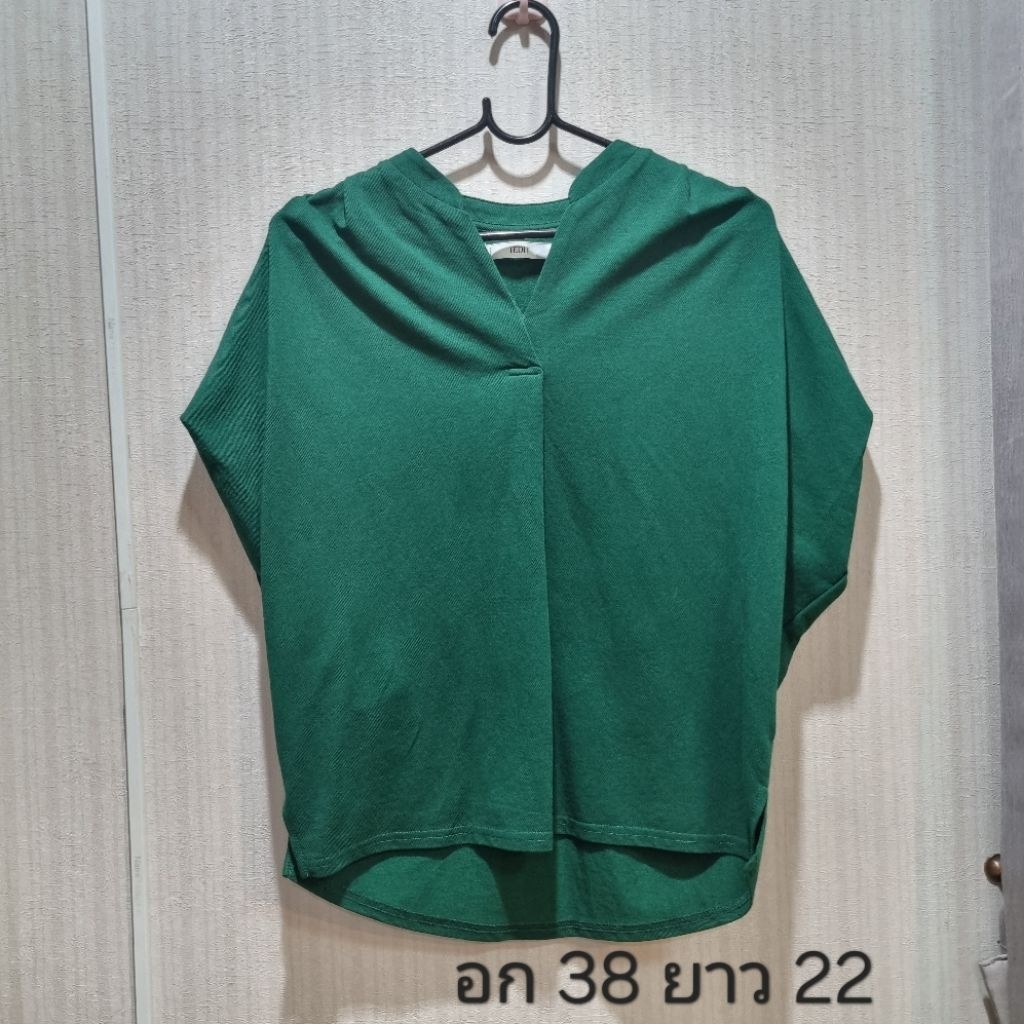 Chacha factory: เสื้อคอวี แบรนด์ IEDIT สีเขียวต้อนรับเทศกาลคริสมาส