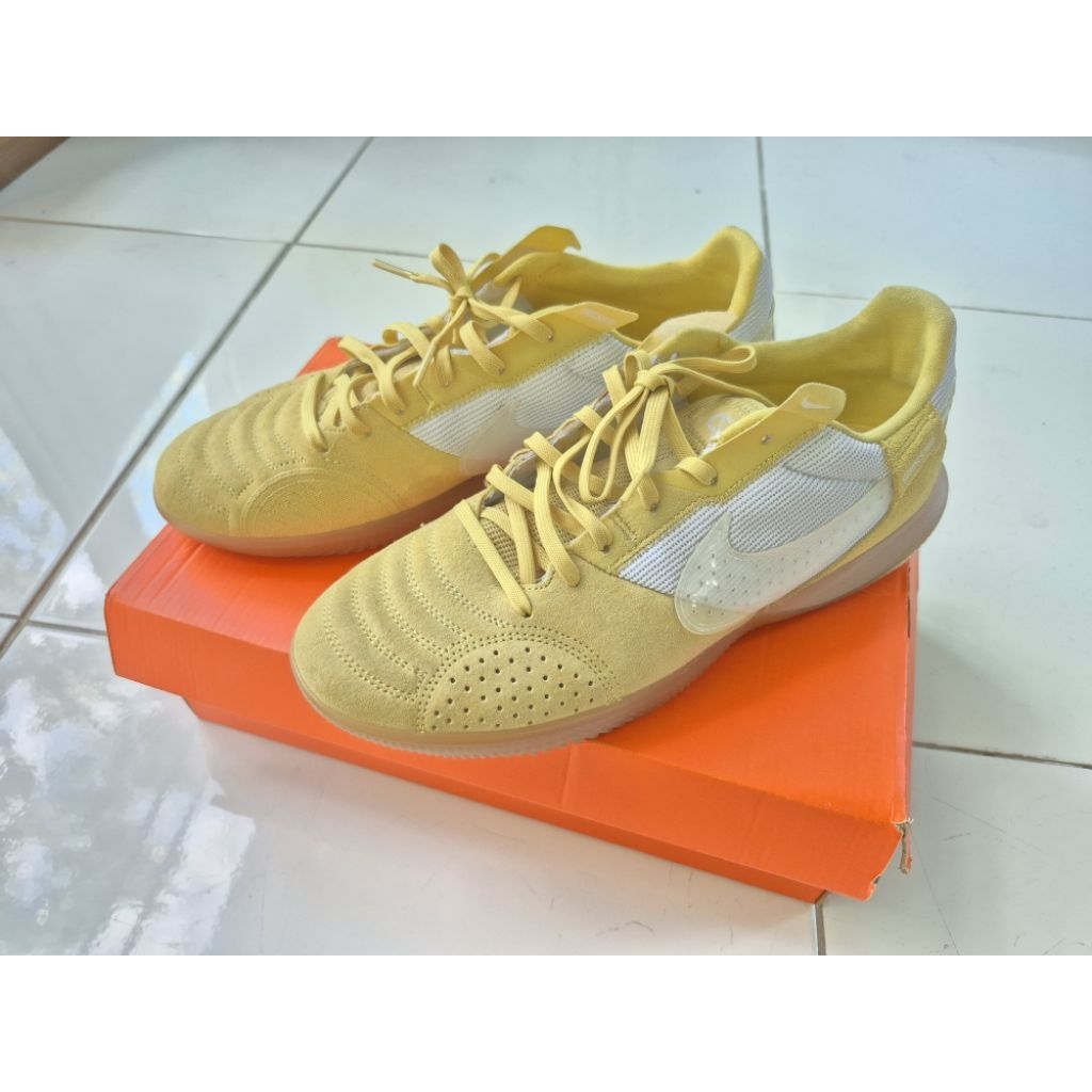 รองเท้าฟุตซอล Nike เหมือนใหม่