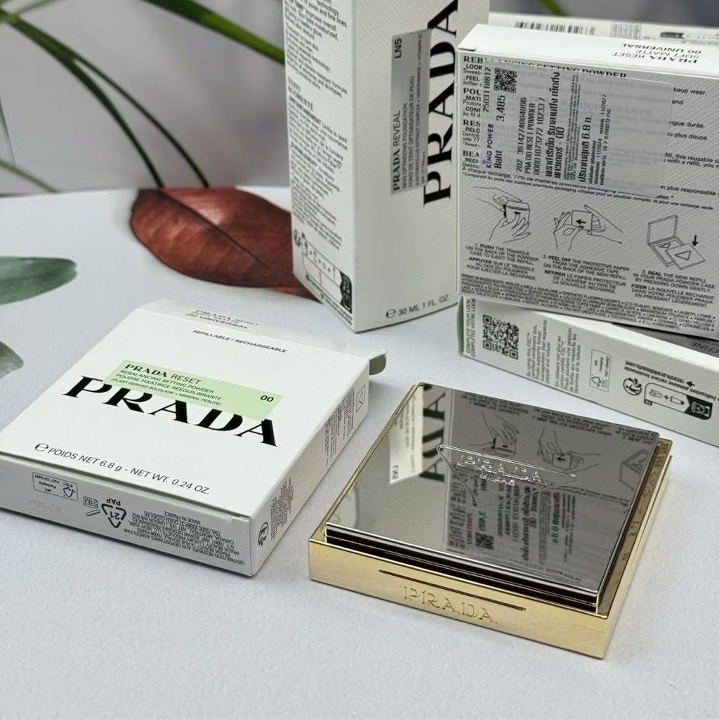Prada Green Matte Honey Powder แป้งอัดแข็งคุมมัน หน้าใส ผิวนวลทั้งวัน แต่งหน้าโทนธรรมชาติ ขนาด  6.8g