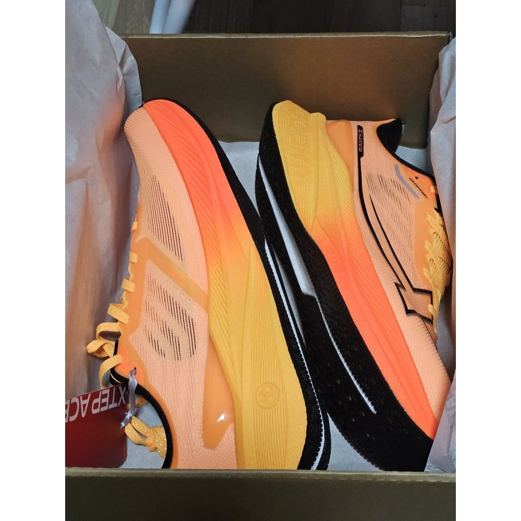 ส่งต่อ xtep 2000 km 3.0 สีเหลืองส้ม ไซส์ 41.5/260mm