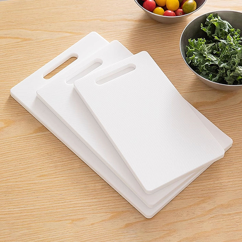 เขียงพลาสติกกันเชื้อรา 3 ขนาด พร้อมที่แขวน ใช้หั่นผักผลไม้ ปลอดภัย สะดวกในการใช้งาน