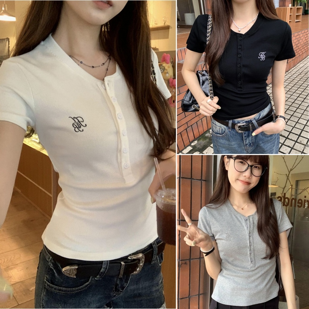 cherryshop พร้อมส่ง เสื้อยืดแขนสั้นทรงสลิมฟิตสไตล์เกาหลีสำหรับผู้หญิง งานปักสีพื้น ดีไซน์กระดุมแถวเดียว ผ้าใส่สบาย 3 สี