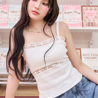 Sistersfabric - Meringue top สายเดี่ยวดีเทลตกเเต่งลูกไม้ผ้าร่องยืดได้