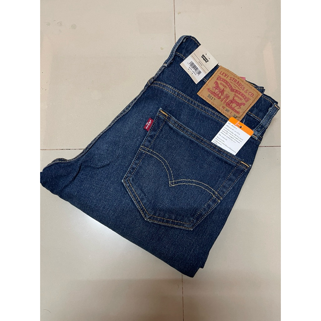 กางเกงยีนส์ผู้ชายลีวาย 511  เอวกลาง ทรงเข้ารูป ยีนส์ยืด  สียีนส์เข้มมาก ราคาป้าย 2,290 บาท ใหม่ ของแ