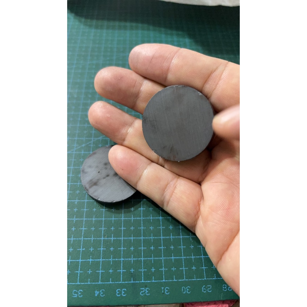 แม่เหล็ก เฟอไรท์ ขนาด 3.5 cm หนา 5 มิลลิเลมตร งานดูดดีมาก ใช้กับงาน Art น่ารักดีครับ
