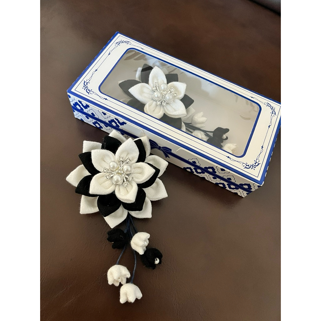 เข็มกลัดดอกไม้ผ้าพื้นเมือง KRAM SUK