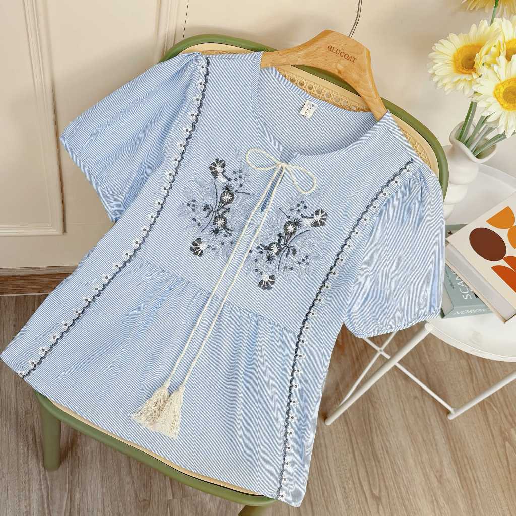 Glucoat | [U705] เสื้อเเขนสั้นลายริ้วฟ้า คอกลม ปักดอกไม้ มีเชือกผูกให้